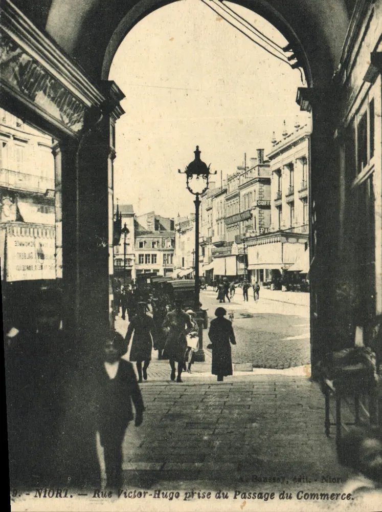 Niort — Ansicht der Victor-Hugo-Straße vom Passage du Commerce — A. Bonsay, Verlag Niort - Vorderseite