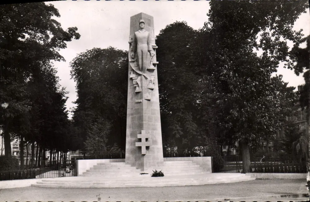 Amiens (Somme) — Denkmal für General Leclerc — Cliché R. LEONG - Vorderseite