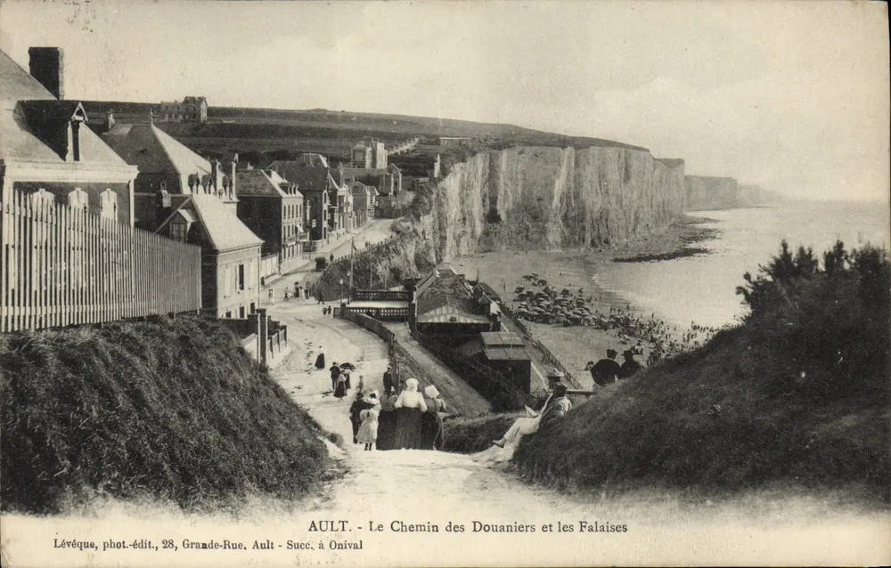 AULT - Le Chemin des Douaniers et les Falaises — Lévèque, phot.-édit., 28, Grande-Rue, Ault - Succ. à Onival - Vorderseite