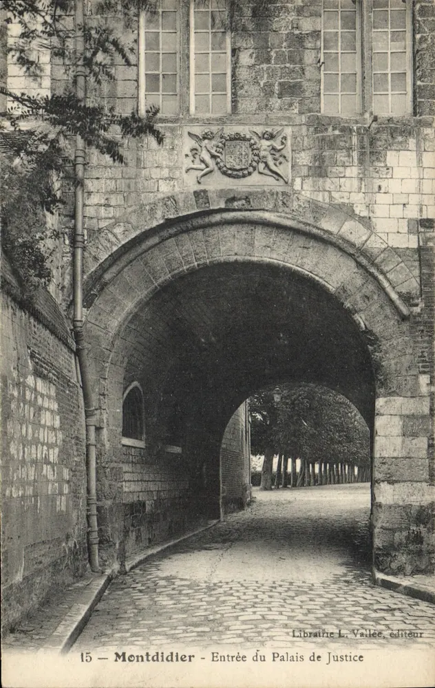 Montdidier — Entrada del Palacio de Justicia — Librairie L. Vallée, editor - Anverso