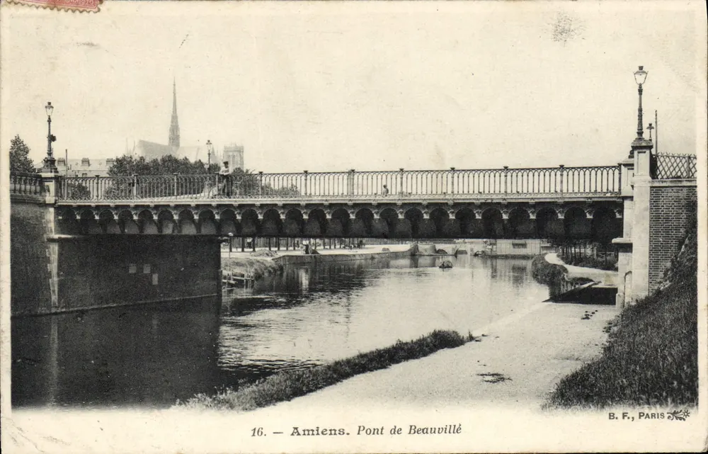 Amiens. Ponte de Beauville — vista do ponte sobre a Somme com a catedral em segundo plano — B. F., PARIS - Frente