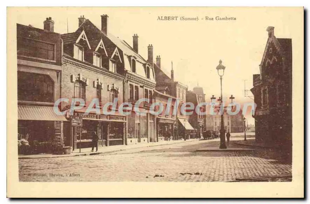 Albert (Somme) - Rue Gambetta — vista da rua com edifícios e postes de iluminação - Frente