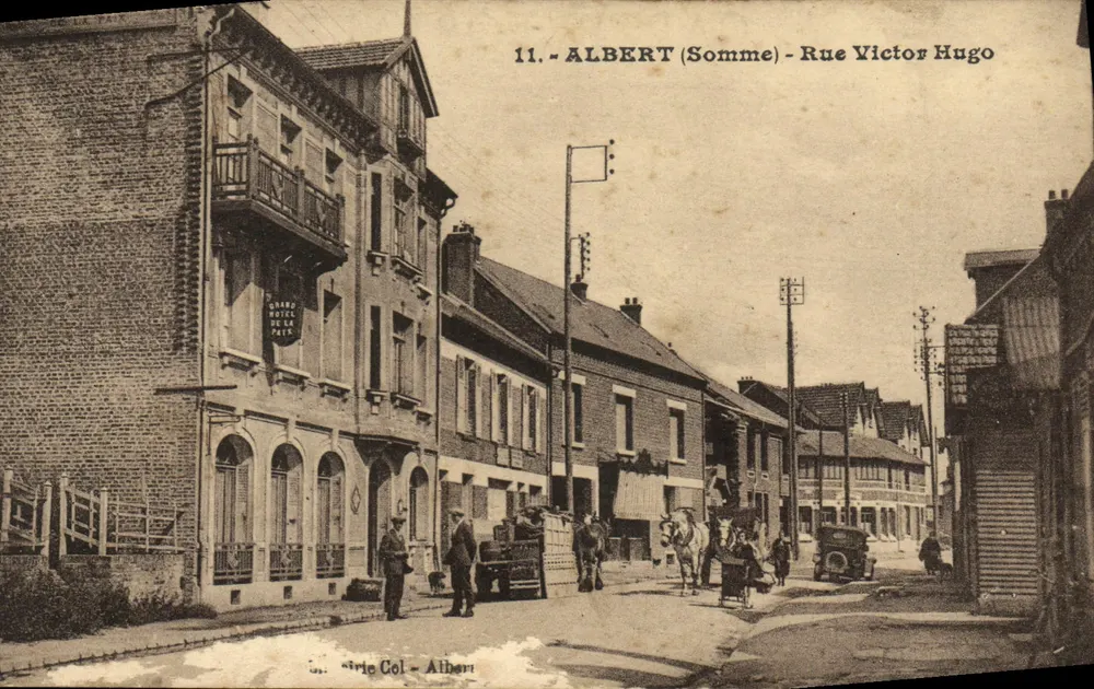 Albert (Somme) - Rue Victor Hugo — Grand Hôtel de la Paix — editor Albar, n°11 - Frente