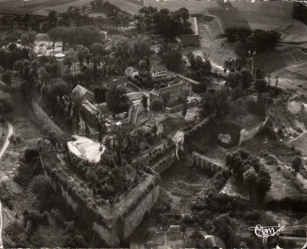 Doullens (Somme) — Vista aérea - A Cidadela — Edições 'CIM', Combier - Frente