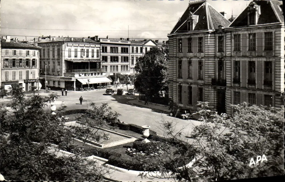 Platz der Präfektur in Montauban — Ansicht mit der Aufschrift 'L'EUROPE' — veröffentlicht von APA - Vorderseite