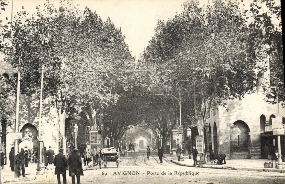 Avignon - Porta da República — vista da rua arborizada com trêm e pedestres — editor L'Écho de l'Avignon, n° 69 - Frente
