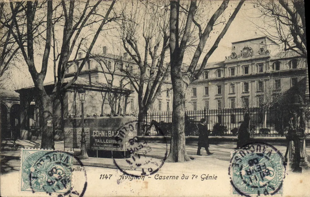Avignon - Caserna do 7º Génio — vista da avenida com propaganda para Cohn & Baille — editor desconhecido, n° de série 1147 - Frente