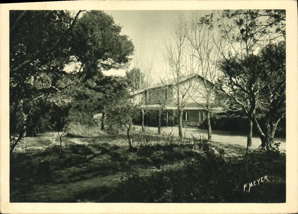 Ansicht einer von Bäumen umgebenen Haus — F. Meyer — ST-DIDIER-LES-BAINS (Vaucluse) - Vorderseite