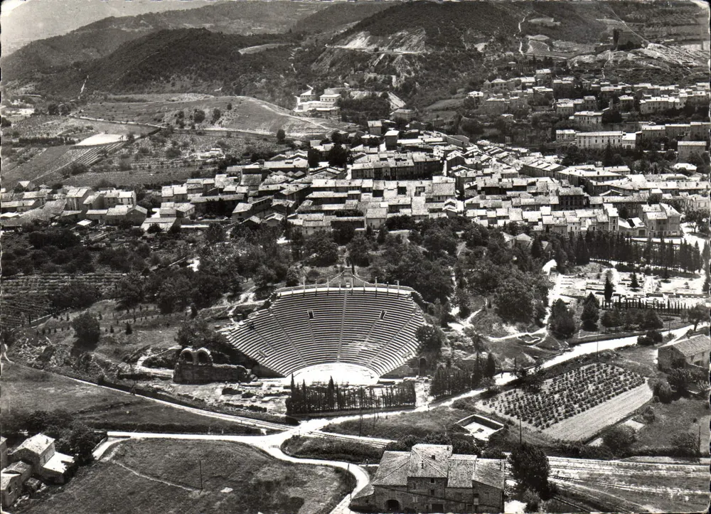 Vaison-la-Romaine — Allgemeine Luftaufnahme; im Vordergrund das römische Theater — Les Éditions NCELLARD - BRON - Vorderseite