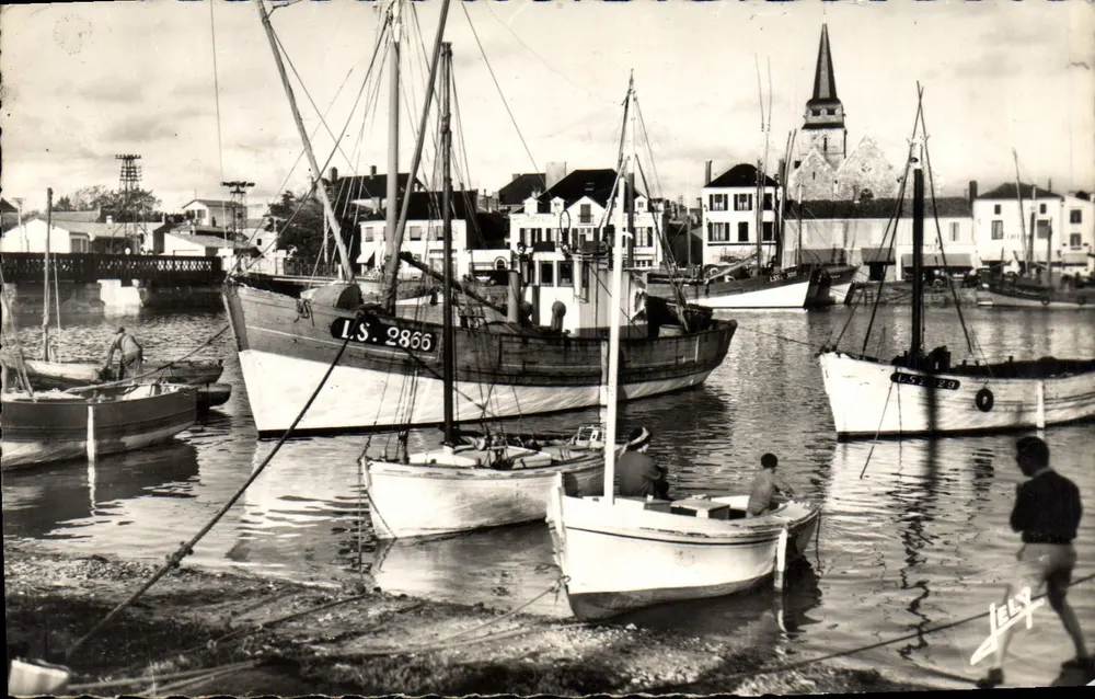 Puerto de Saint-Gilles-sur-Vie — vista del puerto con barcos — Ediciones JEHLY-POURPIN - Anverso