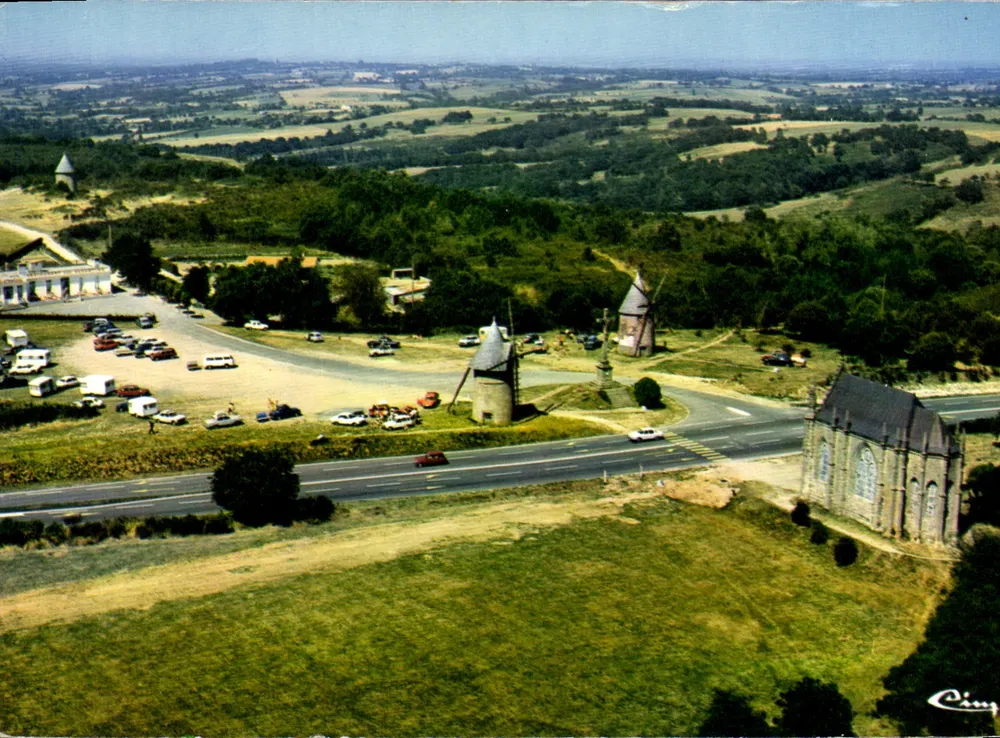 Umgebung von Herbiers (Vendée) — Le Mont des Alouettes (Höhe 231 m) — Luftbild — Drucker Combier, Mâcon - Vorderseite