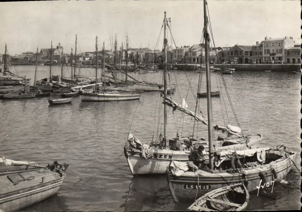 O porto de Les Sables-d'Olonne — vista dos barcos — Edições d'Art Yves Martel - Frente