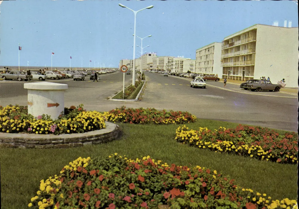 St Jean de Mont (Vendée) — vista de avenida com edifícios e carros — Éditions Cloueuls Naturelles - Frente