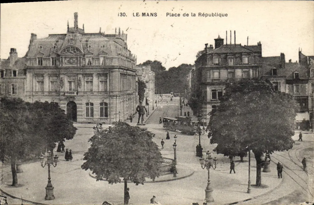 Le Mans - Place de la République — vista panorâmica com trêm e estátua — editor impr.-phr. A. Daubeau, n° 130 - Frente