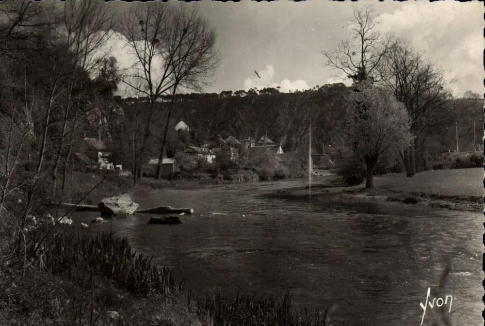 St-Léonard-des-Bois (Sarthe) — vue du cours d'eau — Yvon - Recto