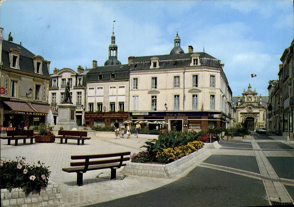 A Place Henri IV — La Ferté-Saint-Aubin — Artaud Frères, n° 185 - Frente