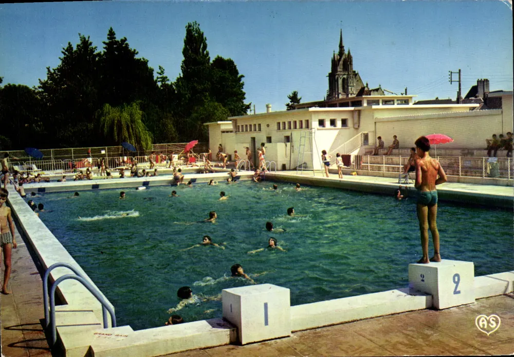 Piscina de La Ferté-Bernard — vista da piscina com edifício religioso no fundo — editor Couleurs Naturelles, n° HN 33 - Frente