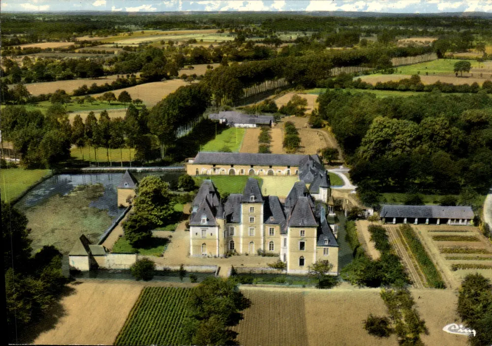 Saint-Mars-d'Outillé (72) — Schloss Segrain — Luftbild - Vorderseite