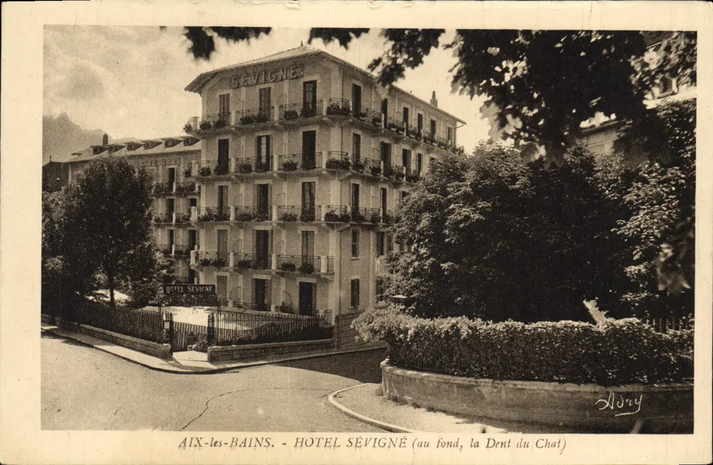 Aix-les-Bains — Hotel Sévigné (im Hintergrund, die Dent du Chat) — Aldry - Vorderseite