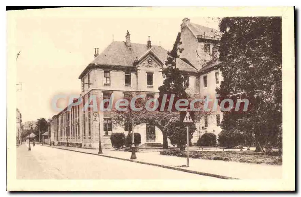Nationalgymnasium für Jungen in Chambéry — Platz Jules-Daisay und das Klassengebäude — Foto von J. Lanyon - Vorderseite
