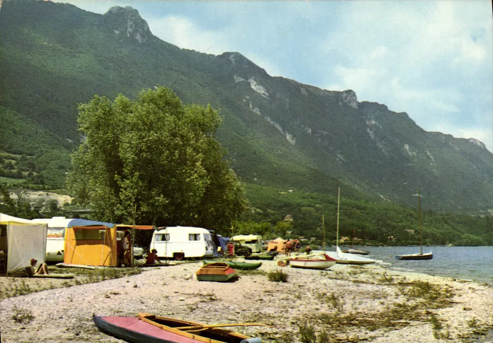 Le Bourget-du-Lac (Savoie) — Der Campingplatz der Insel der Schwäne und der Zahn des Katers — Edition JANSCHERBY - Vorderseite