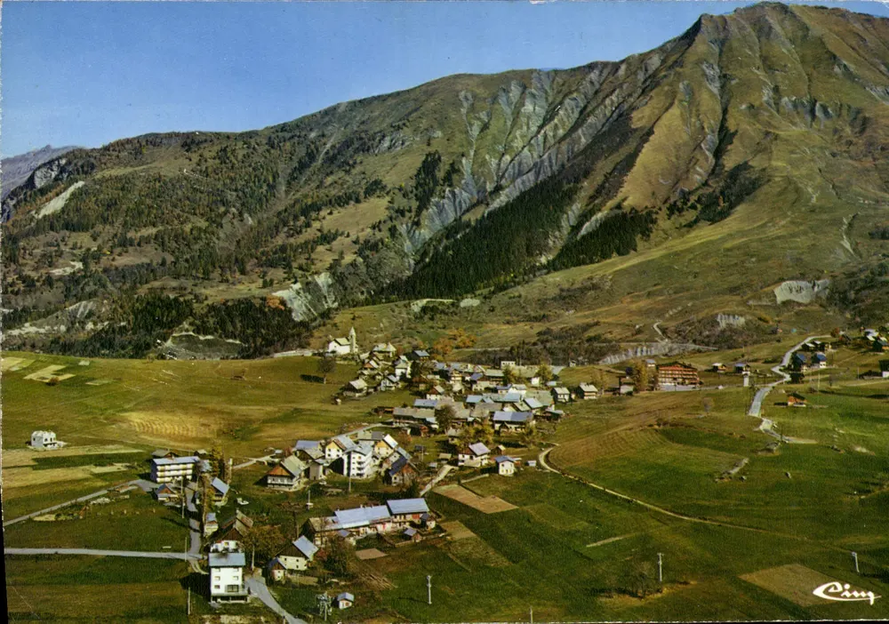 Albiez-le-Vieux (Savoie) — allgemeiner Luftbildblick — Cing - Vorderseite