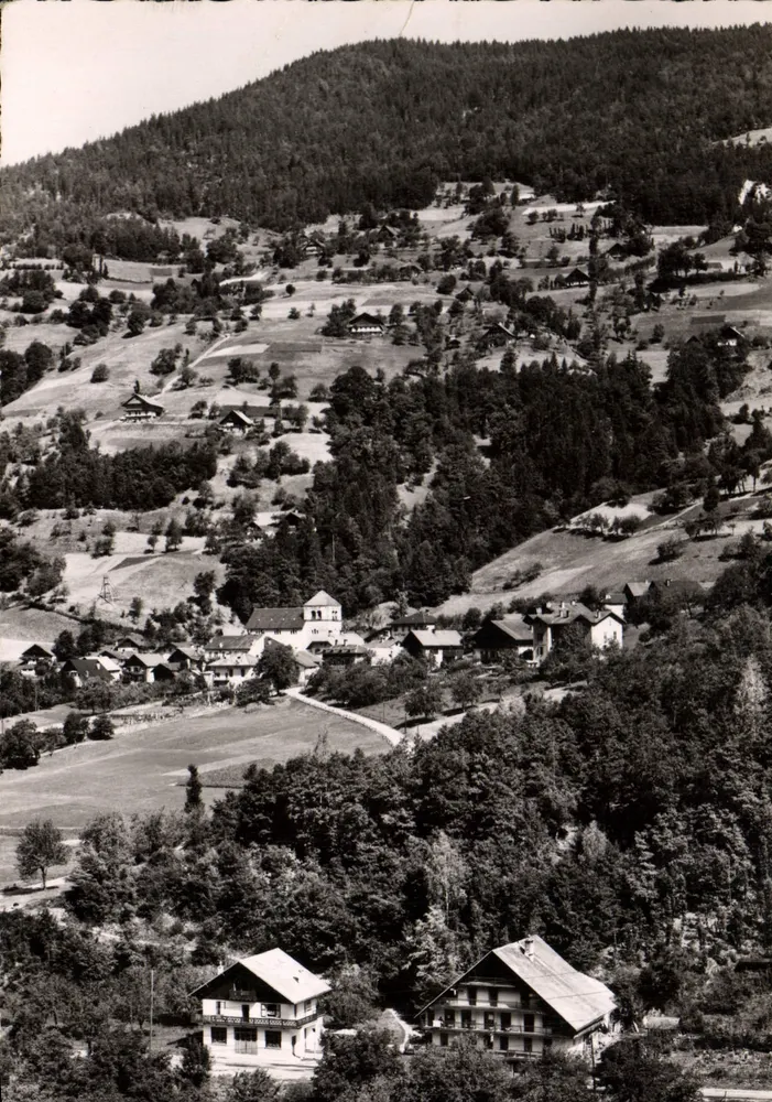 Queige (Savoie) — Das Dorf und die Auberge des Roches — Foto R. Bertrand (Savoie) - Vorderseite