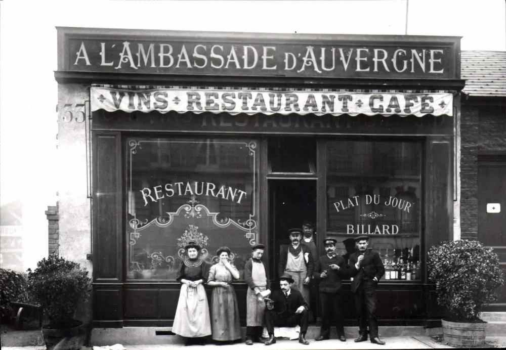 Aan de ambassade van Auvergne — Wijnen, Restaurant, Café — Parijs 1900 — Uitgaven J. Jauron - Voorkant