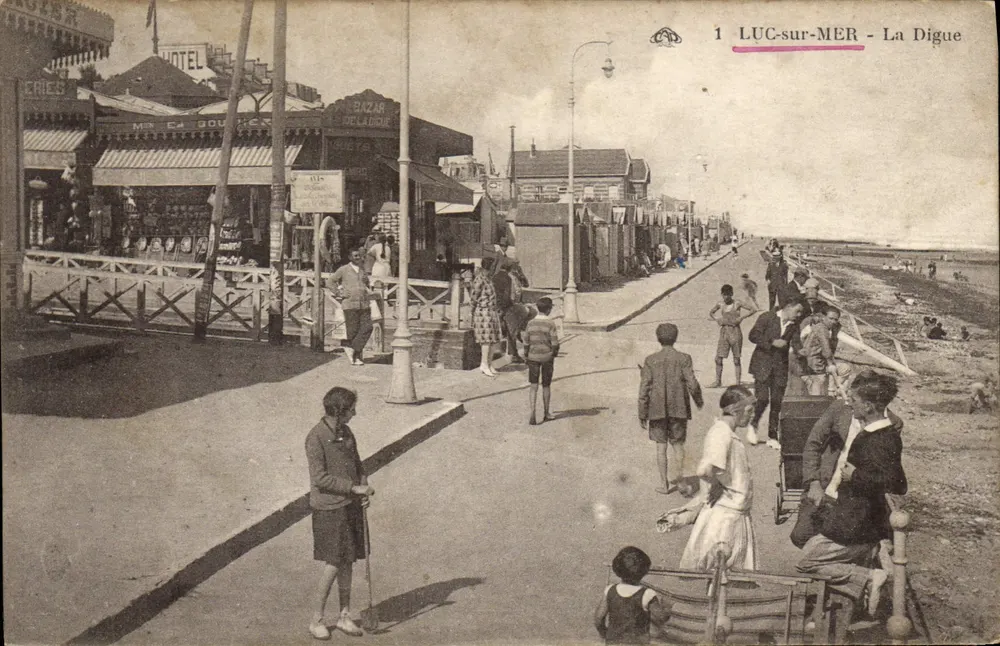 LUC-sur-MER - A Digue — vista da digue com banhistas e comércios — editor desconhecido, n° 1 - Frente