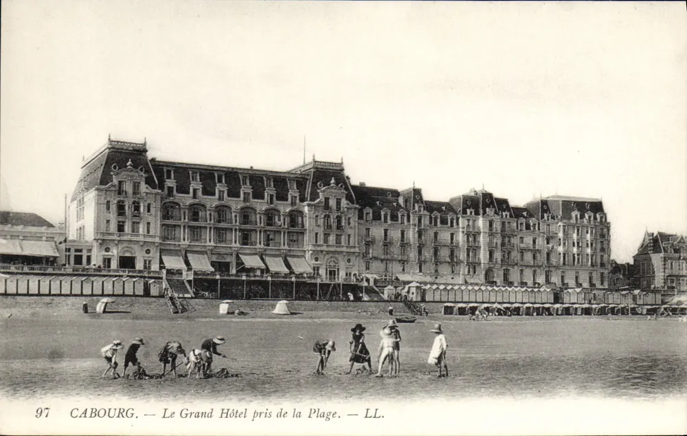 Cabourg — Das Grand Hotel von der Strandseite — LL. — n°97 - Vorderseite