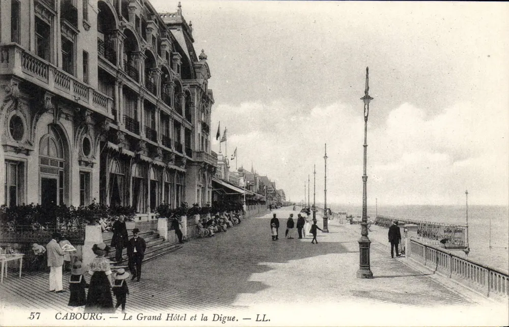 Cabourg — Das Grand Hotel und die Digue — LL. — n°57 - Vorderseite