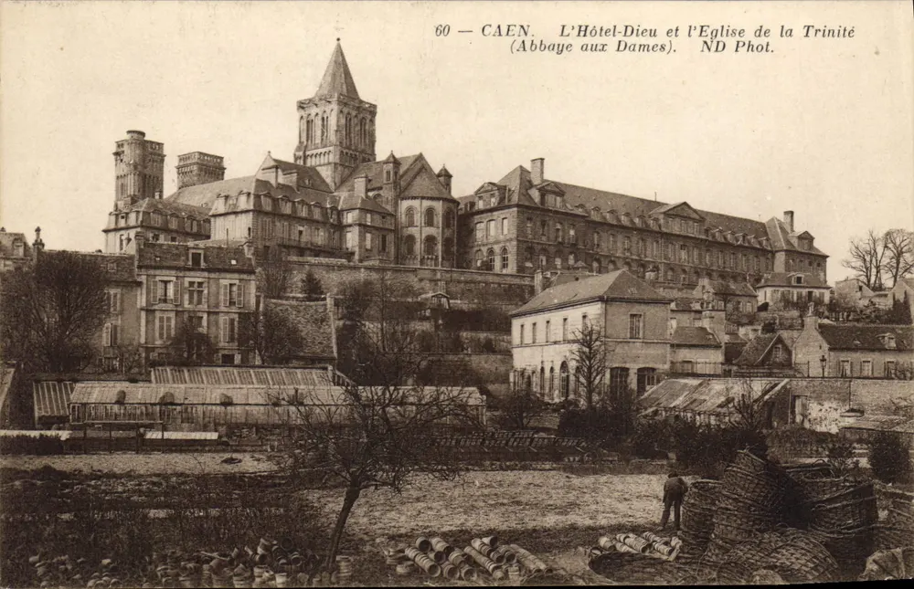 Caen — Das Hôtel-Dieu und die Kirche der Dreifaltigkeit (Abtei der Damen) — ND Phot. - Vorderseite