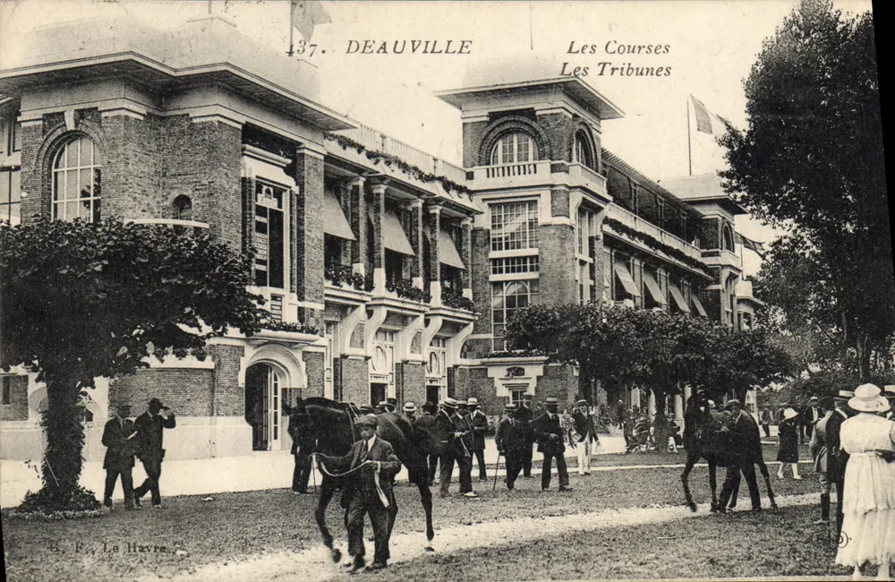 Deauville — Le Corse Le Tribunes — R. F., Le Havre, n° 437 - Recto