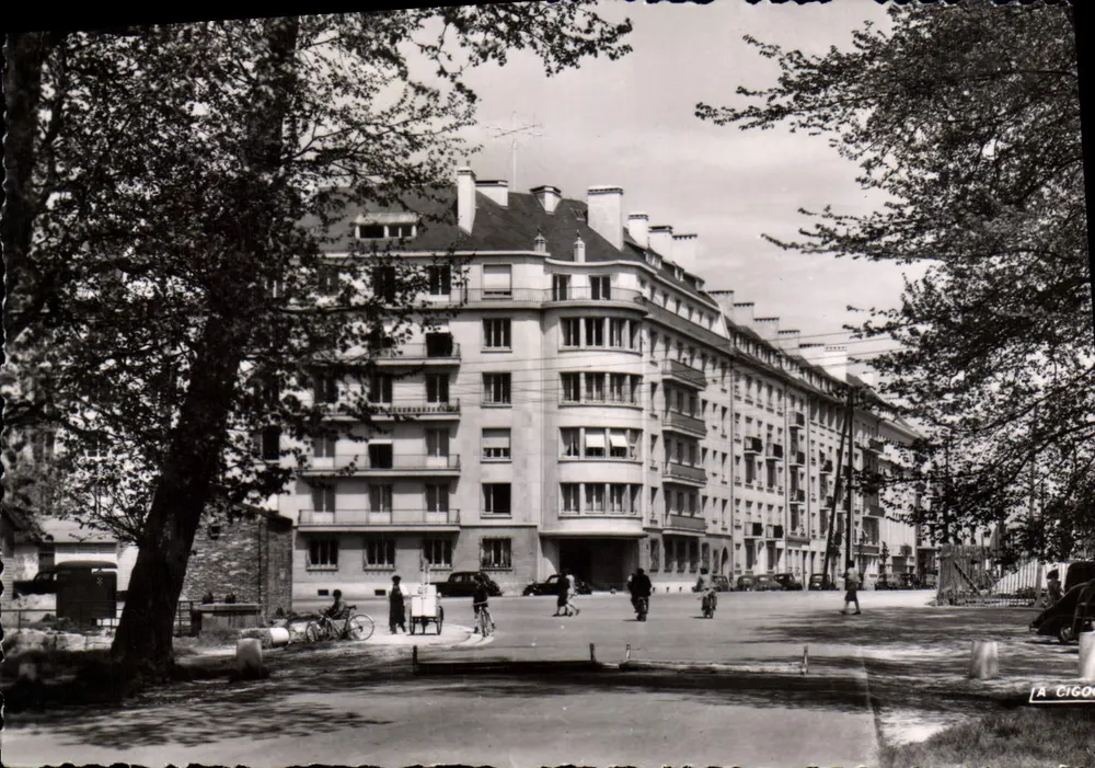 Place de la République — Blick auf Gebäude und Fußgänger — A CIGOG - Vorderseite