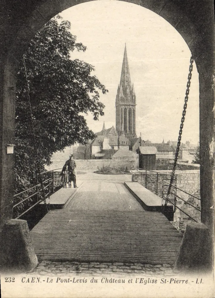 CAEN - Der Pont-Levis des Schlosses und die Kirche St-Pierre - L.I. - Vorderseite