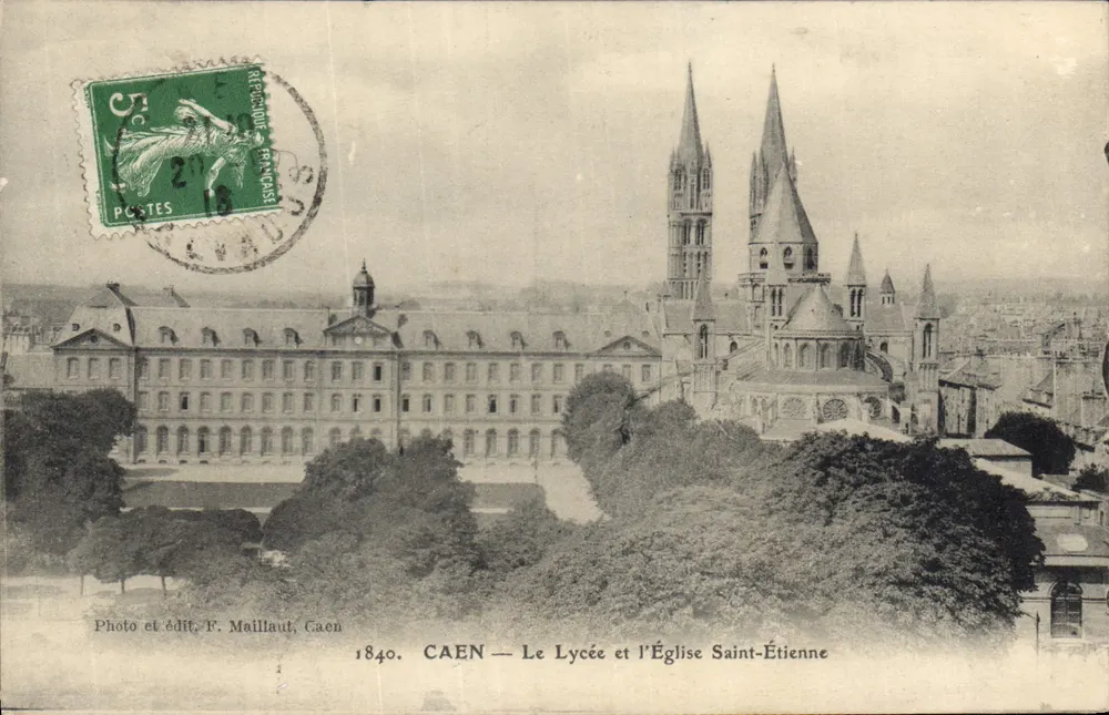 CAEN — A Vista do Liceu e da Igreja de São Etienne — Foto e edição F. Maillault, Caen — n° 1840 - Frente
