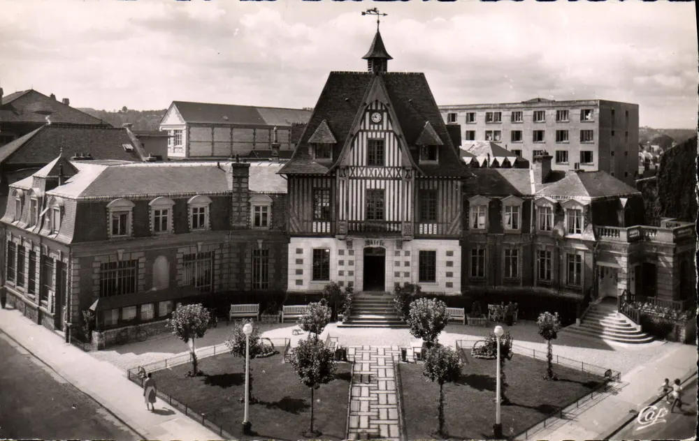 Deauville - Die blühende Strandpromenade - Das Rathaus - Vorderseite