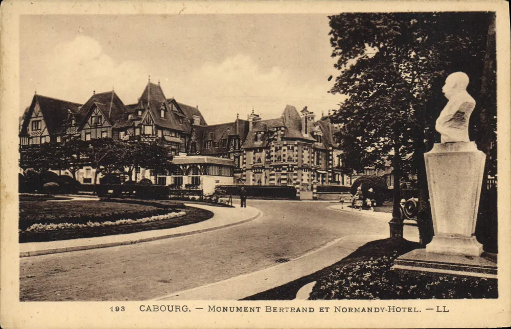 Cabourg — Monumento Bertrand e Hotel Normandy — LL - Frente