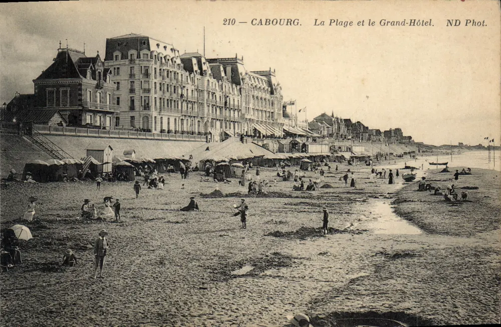 Cabourg — Die Strandpromenade und das Grand-Hôtel — ND Phot. - Vorderseite
