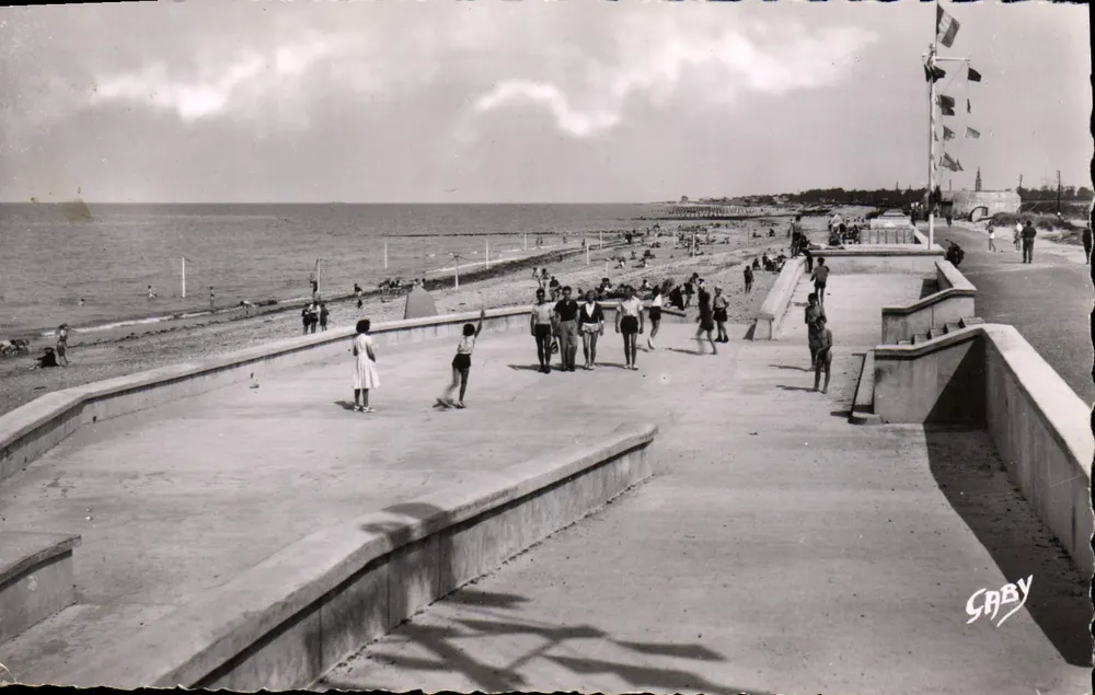 Courseulles-sur-Mer — Die Strandpromenade und der Deich — Éditions CABY - Vorderseite