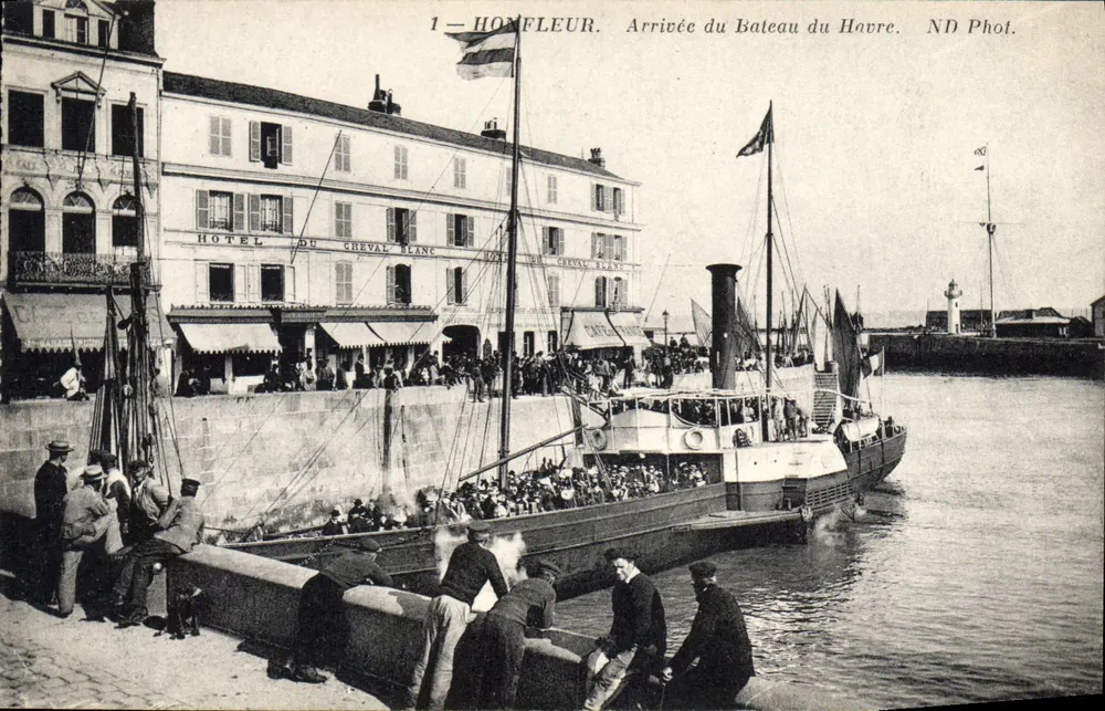 Honfleur — Chegada do Navio do Havre — ND Phot. - Frente