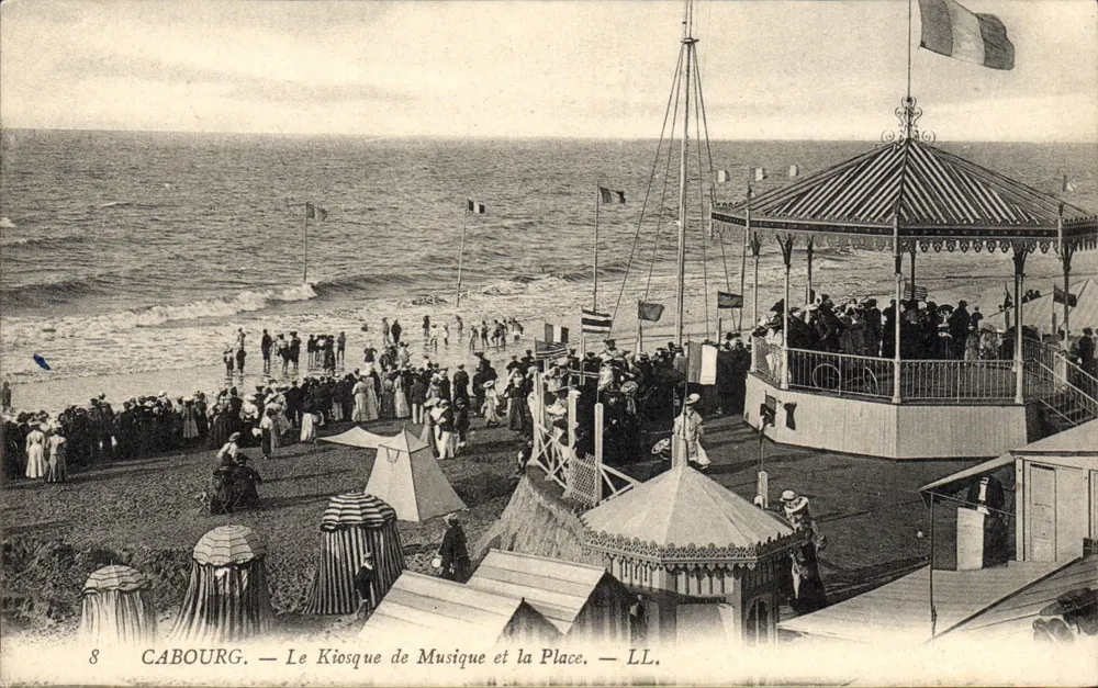 Cabourg — Der Musikkiosk und der Platz — LL. - Vorderseite