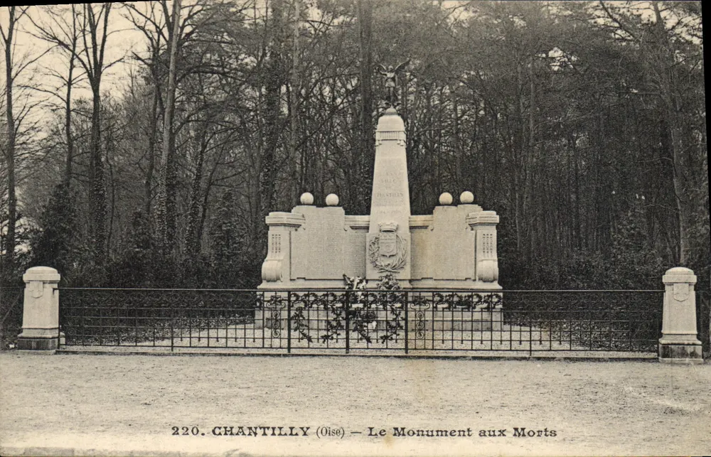 Chantilly (Oise) — O Monumento aos Mortos - Frente