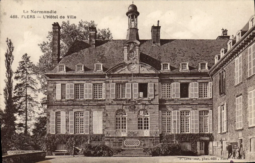 Flers — L'Hôtel de Ville — P. Lévauteur, phot.-édit, Flers - Recto