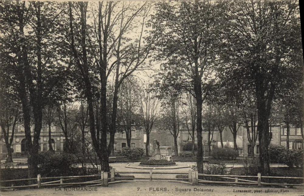 Flers - Praça Delaunay — A Normandia, série 7, editor Lovansseur, fotógrafo em Flers - Frente