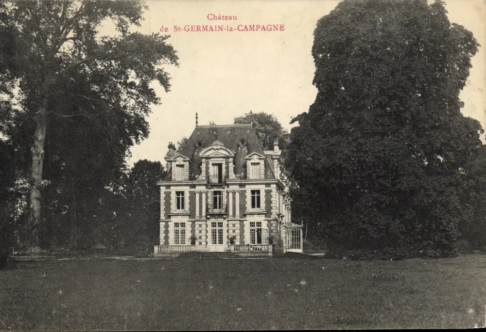Castelo de St-GERMAIN-la-CAMPAGNE — vista do castelo cercado por árvores — editor não visível - Frente