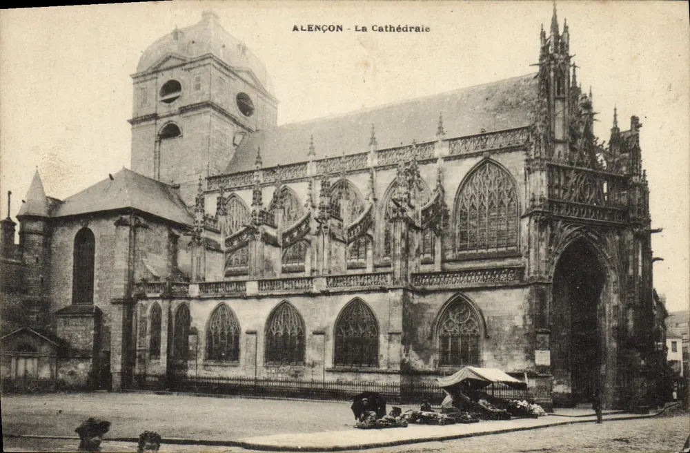 Alençon - A Catedral — vista do edifício gótico com mercado no primeiro plano - Frente