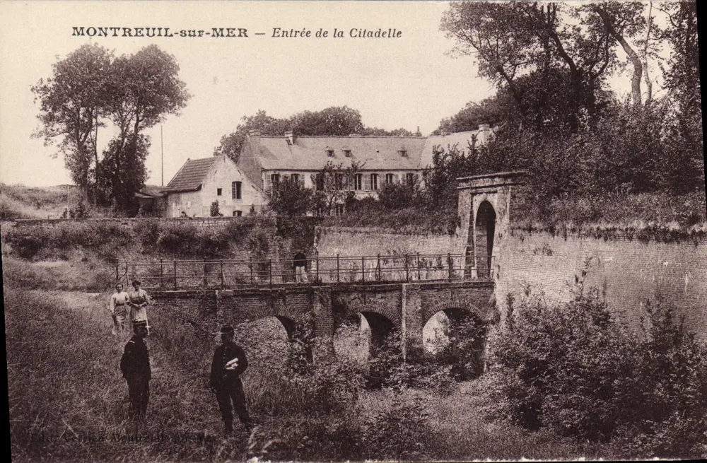 Montreuil-sur-Mer — Eingang zur Zitadelle — Verlag: J. L. B. Paris - Vorderseite