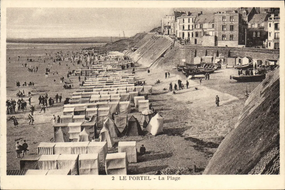 Le Portel - A Praia — vista da praia com cabines e barcos — Edição do Grande Bazar Portelois, n°2 - Frente