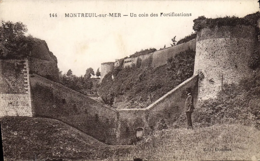 Montreuil-sur-Mer — Ein Stück der Festung — Edit. Douchet - Vorderseite